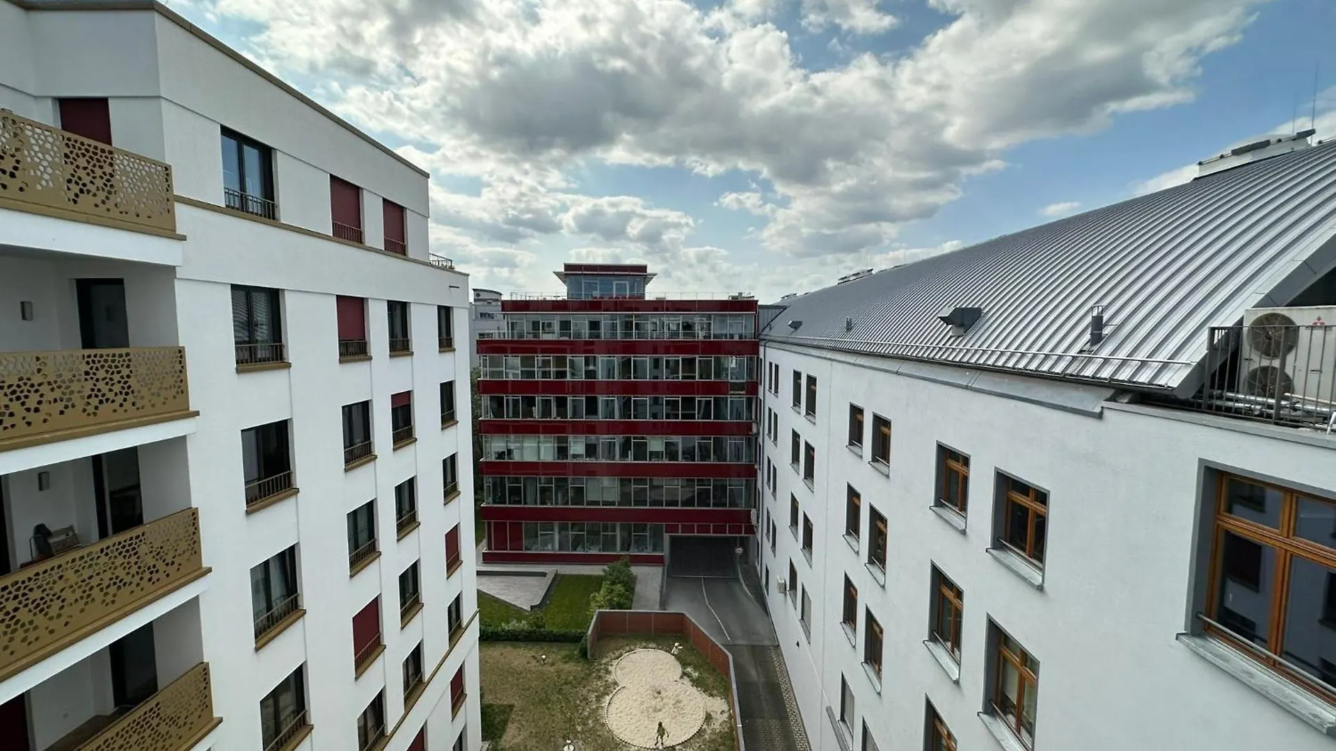 Either Private 2B2B Or Shared 1B1B, Luxury, Bright, Spacious Berlin